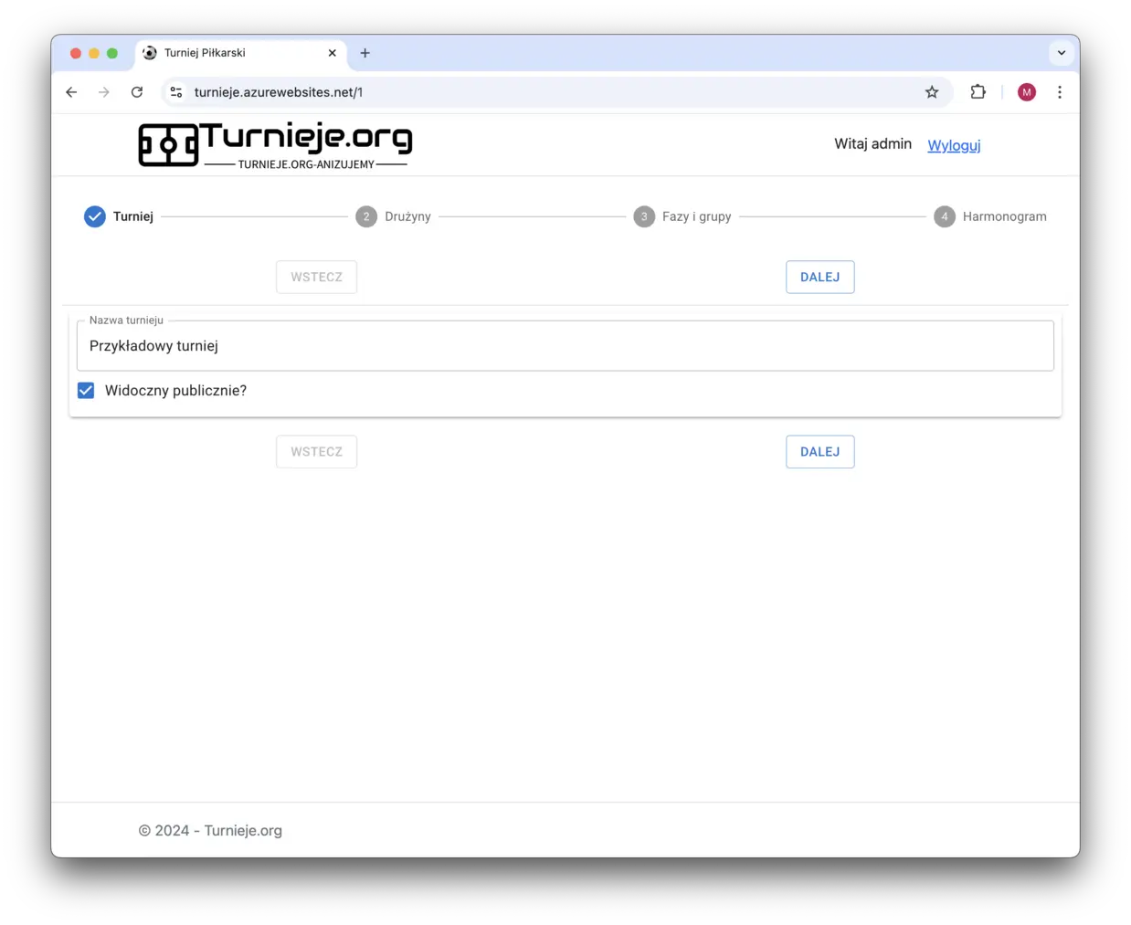 Ekran tworzenia turnieju na platformie Turnieje.org. Pole nazwy turnieju wypełnione tekstem ‘Przykładowy turniej’, poniżej znajduje się opcja ‘Widoczny publicznie?’, która jest zaznaczona. Na górze widoczny jest pasek postępu z etapami: Turniej, Drużyny, Fazy i grupy, Harmonogram.